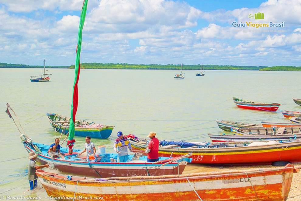 Imagem de pescadores com seus barcos na Praia do Portinho em Camocim.